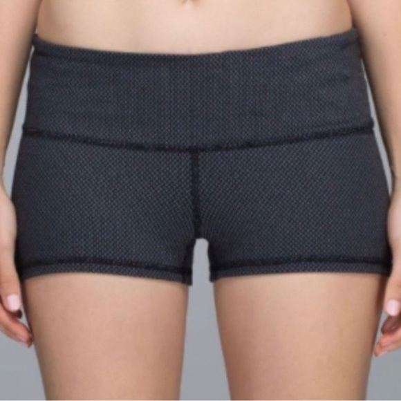 Lululemon Boogie Short Diamond Dot Black & White
Size 4 - Picture 2 of 12